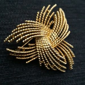 Lisner Vintage Goldtone Textured Pin